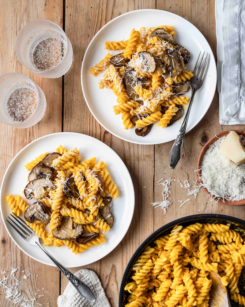 Dieses Bild zeigt die fertige Kürbis Pasta mit Pilzen.