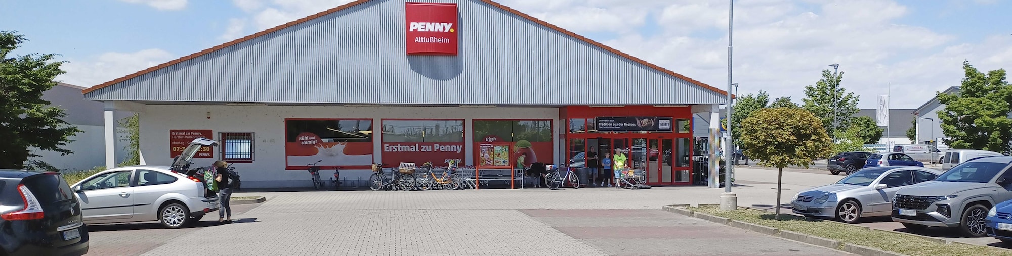 Sie sehen den Eingang vom Penny Markt in Altlussheim Lanzstr. 1/ Badenwerkstr.