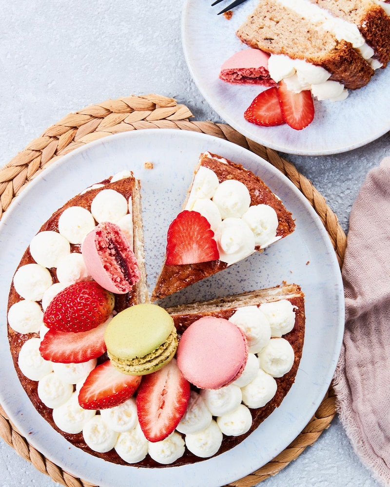 Frühlings-Schichttorte mit Macarons und Erdbeeren