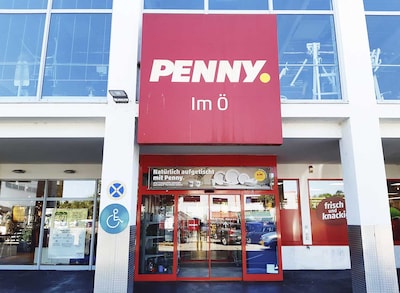 Sie sehen den Eingang vom Penny Markt in Oehringen Austr. 5