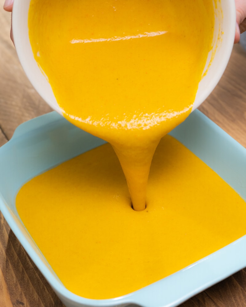 Auf diesem Bild siehst du wie die Kürbiscreme in die Auflaufform gegeben wird.
