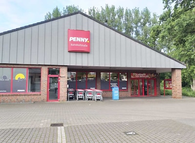 Sie sehen den Eingang vom Penny Markt in Bad Pyrmont, Bahnhofstr. 44