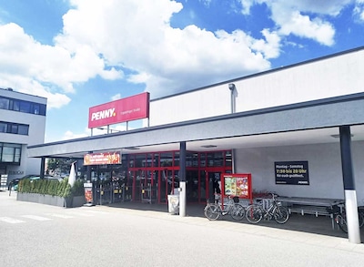 Sie sehen den Eingang vom Penny Markt in Landshut, Ergoldinger Straße 2 c