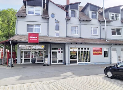 Sie sehen den Eingang vom Penny Markt in Sebnitz Schillerstr. 40A