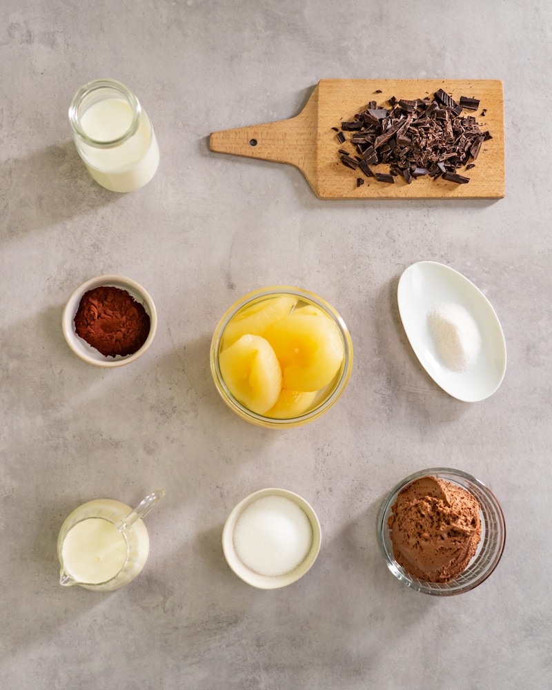 Dieses Bild zeigt die Zutaten für die Mini-Trifle á la Birne Helene. 
