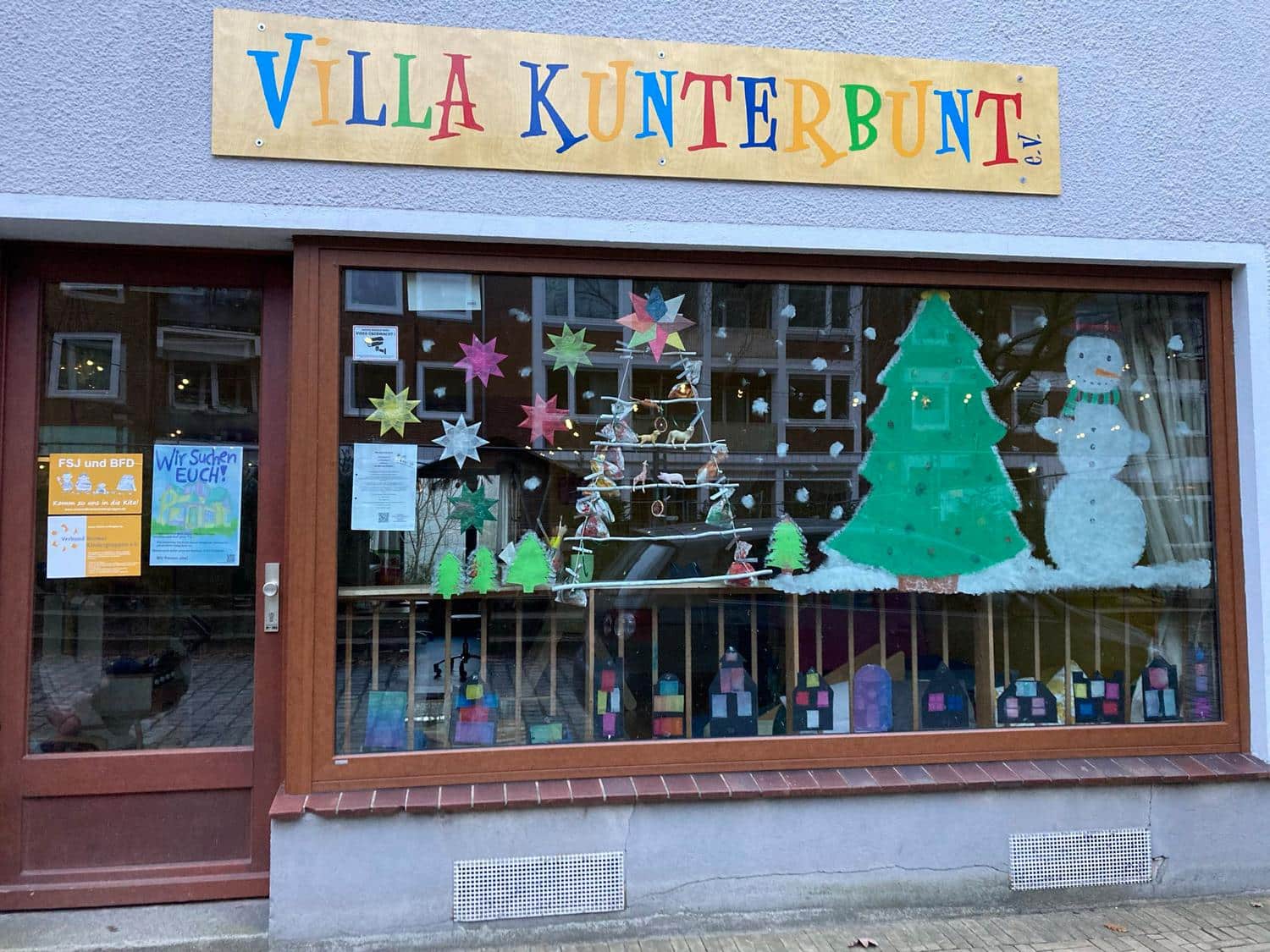 Weihnachtlich geschmuecktes Schaufenster des Vereins