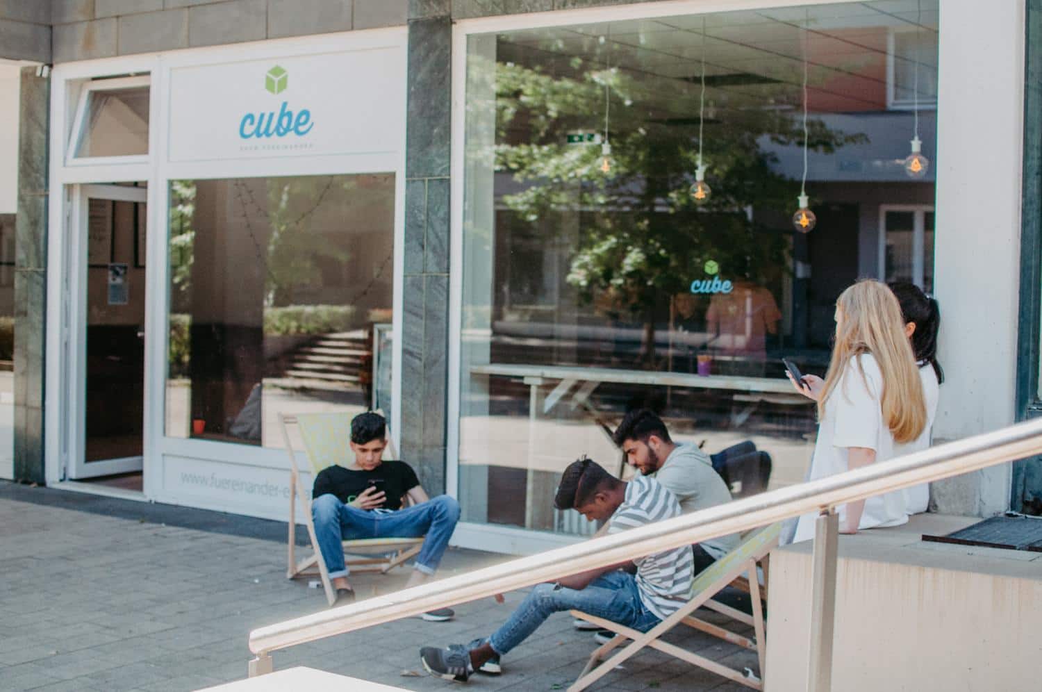 Jugendliche draussen vor dem cube