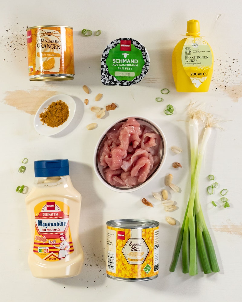 Dieses Bild zeigt alle Zutaten für unseren Geflügelsalat mit Mandarinen.