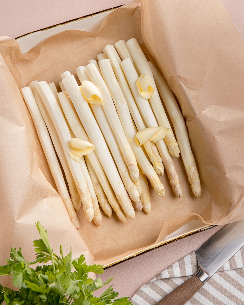 Dieses Bild zeigt den Spargel in einer Auflaufform.
