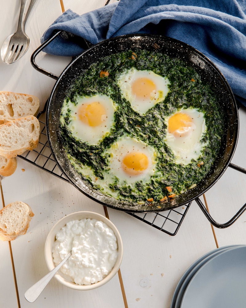 Auf diesem Bild siehst du unser Shakshuka mit Rahmspinat.