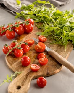 Tomaten liegen auf einem Holzbrett