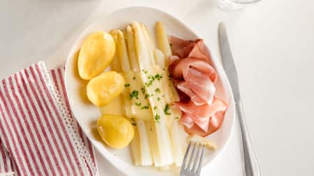 Spargel mit Schinken und Kartoffeln