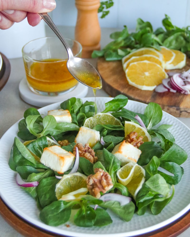 Dieses Bild zeigt wie das Dressing über den Salat kommt.