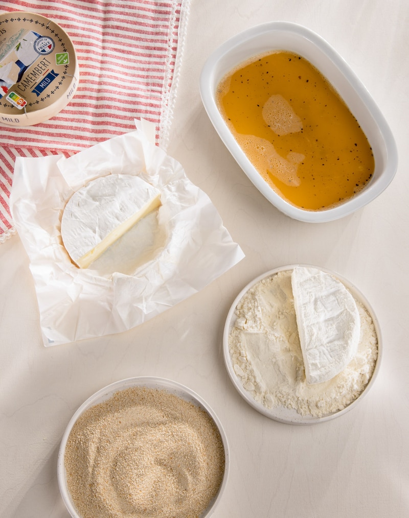 Dieses Bild zeigt Camembert mit Panier-Utensilien.