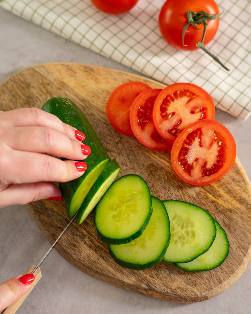 Dieses Bild zeigt wie die Tomaten und Gurken geschnitten werden.
