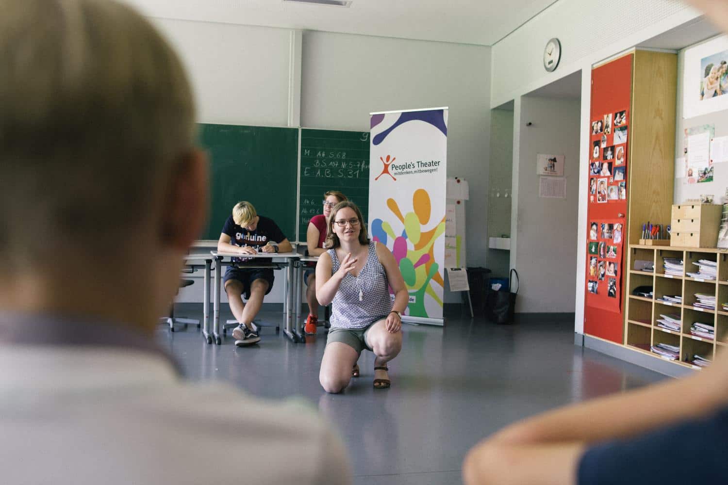 Kinder hoeren bei einem Workshop gespannt zu