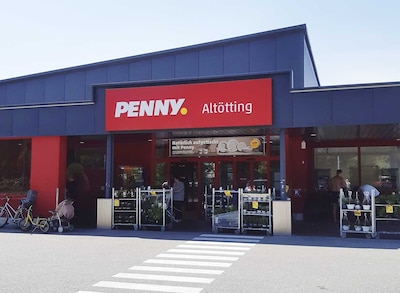Sie sehen den Eingang vom Penny Markt in Altötting Fabrikstr. 17