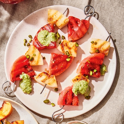 Rot-Weisse-Melonenspiesse mit süßem Pesto
