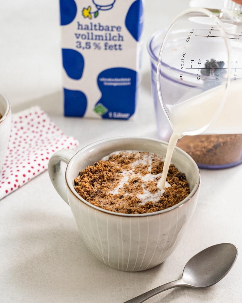 Auf diesem Bild siehst du wie Milch dazugegeben wird.