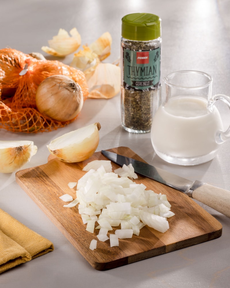 Dieses Bild zeigt die Zwiebeln für unsere Pasta mit Pilzrahm.