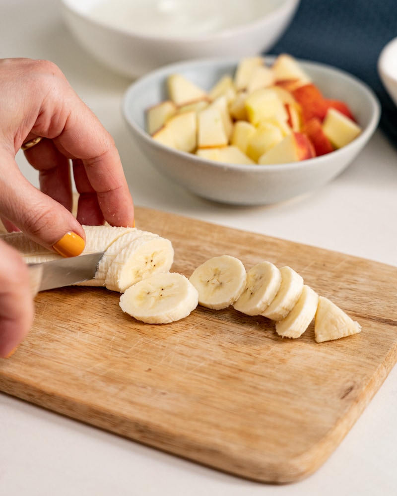 Auf diesem Bild siehst du wie eine Banane geschnitten wird.