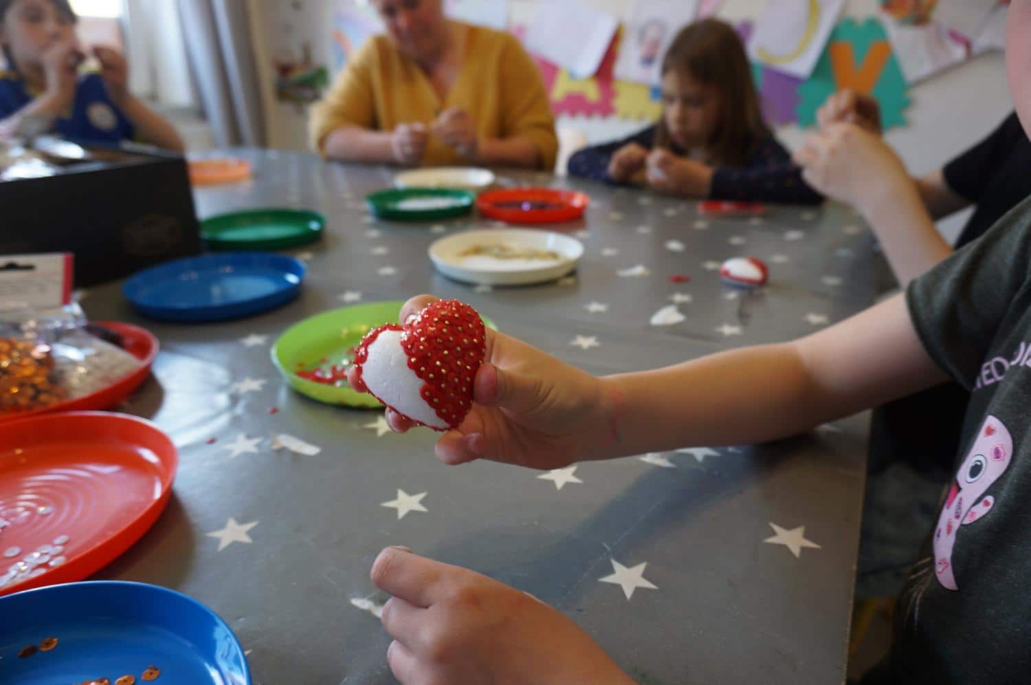 Kinder beim Basteln