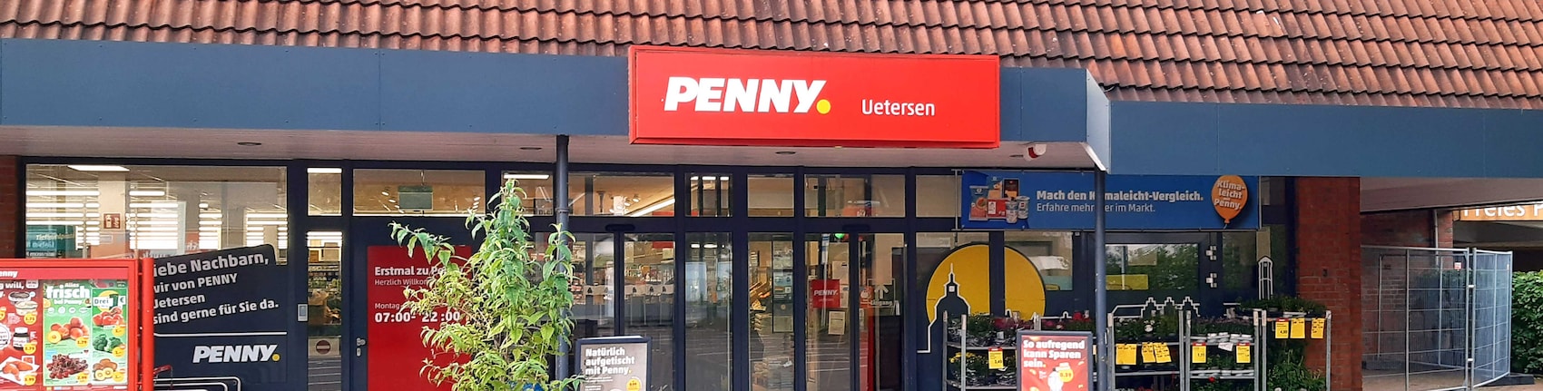 sie sehen den Eingang vom Penny Markt in Uetersen Lienaus Allee 2