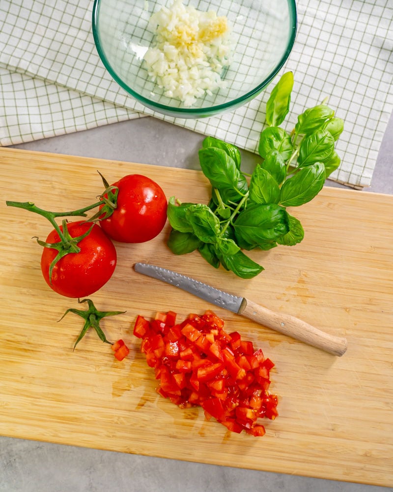 Dieses Bild zeigt wie die Tomate geschnitten wird.
