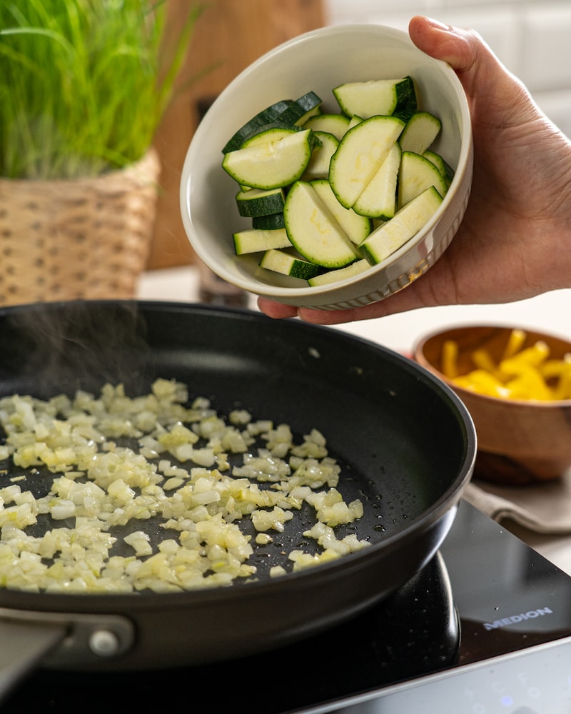 Auf diesem Bild siehst du wie die Zucchinis angeschwitzt werden.