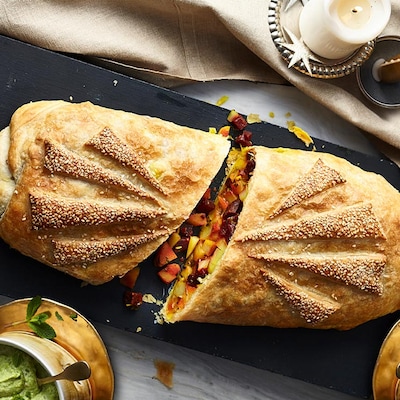 Bunt gefülltes Weihnachtsbrot mit Erbsendip