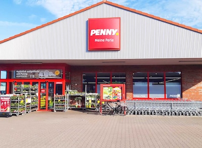 Sie sehen den Eingang vom Penny Markt in Husum Siemensstr. 47-49