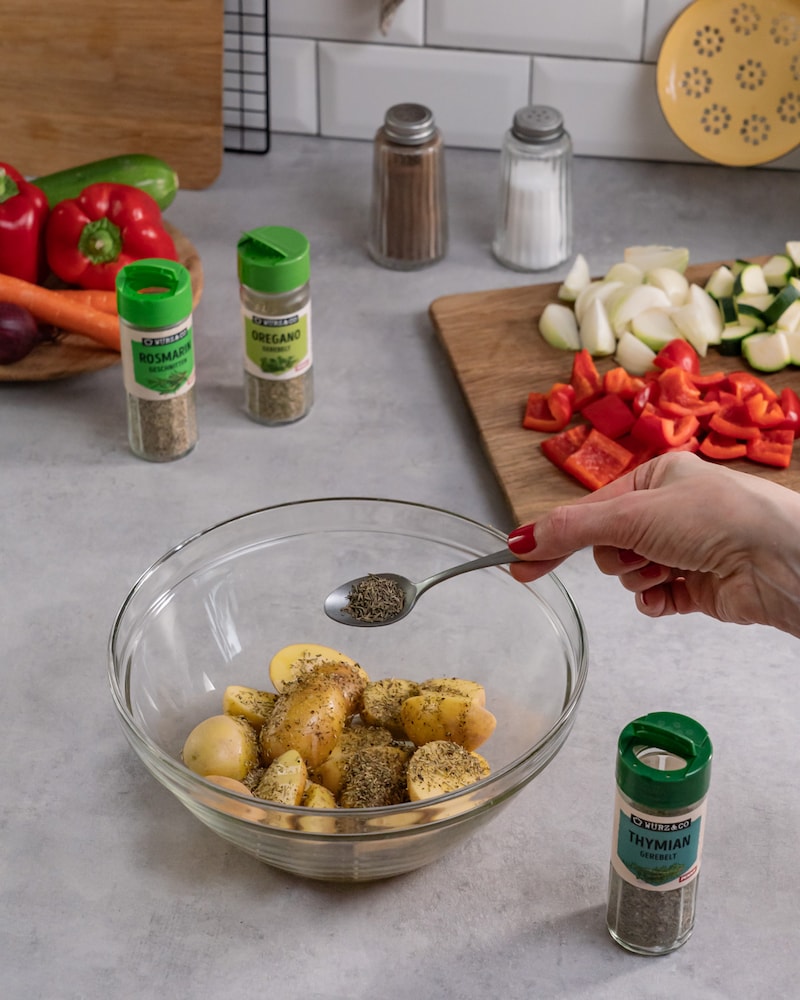 Dieses Bild zeigt, wie die Kartoffeln mariniert werden.