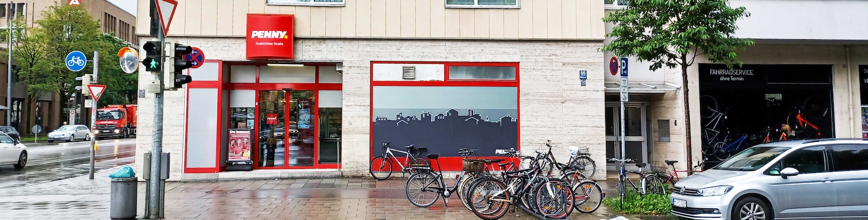 Sie sehen den Eingang vom Penny Markt in München Thalkirchner Str. 88