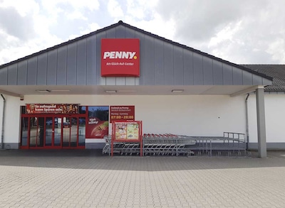 Sie sehen den Eingang vom Penny Markt in Zwickau Oskar-Arnold-Strasse 3