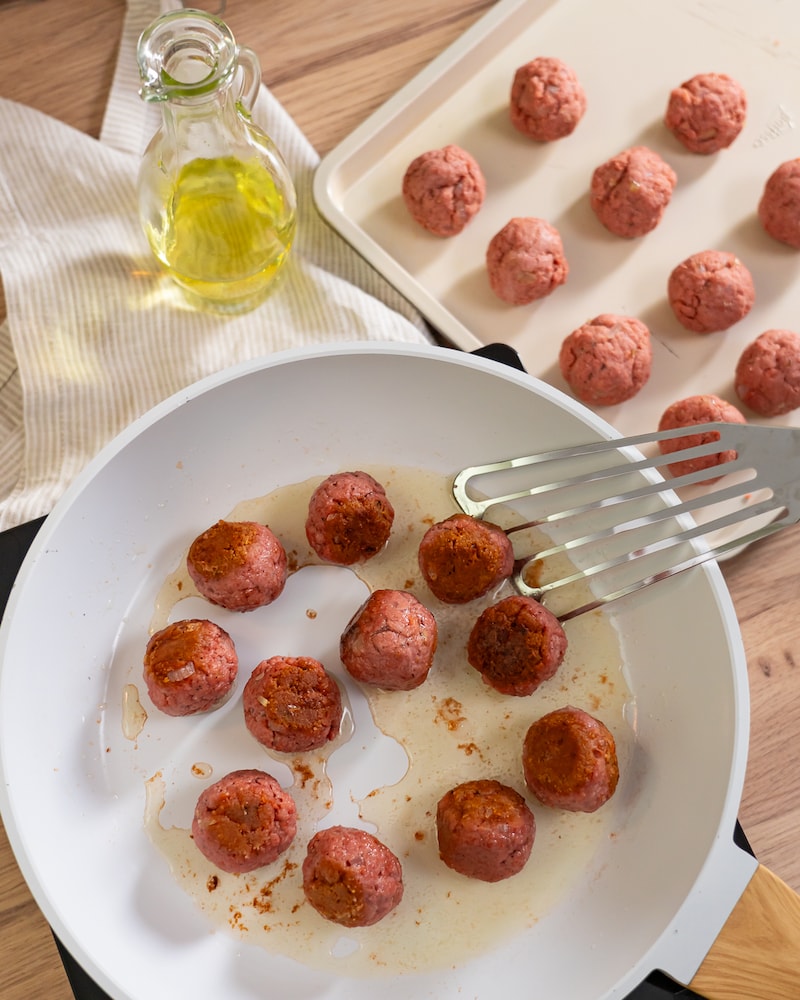 Vegane Kötbullar auf Kartoffelstampf mit heller Sauce und Wildpreiselbeeren