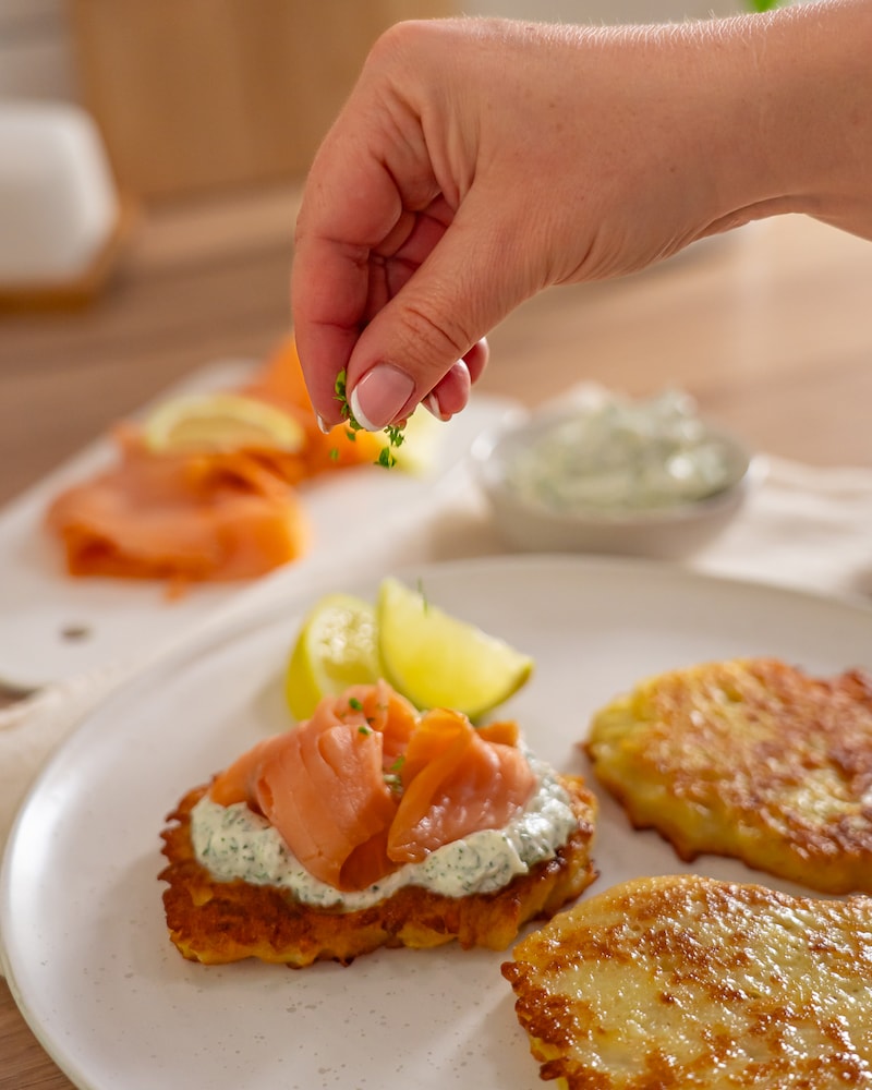 Schwedische Raggmunk mit Lachs und Kräuterschmand
