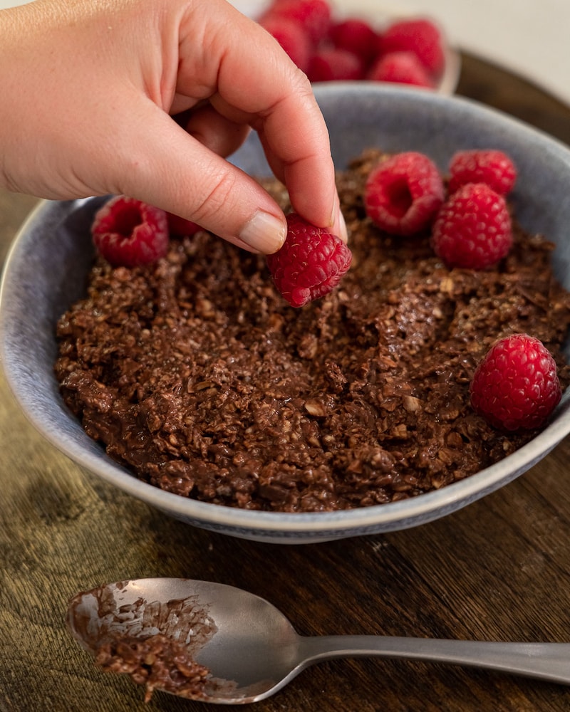 Dieses Bild zeigt wie Himbeeren dazugegeben werden.