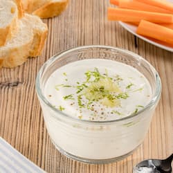 Dieses Bild zeigt den fertigen Knoblauch-Limetten-joghurt-Dip.