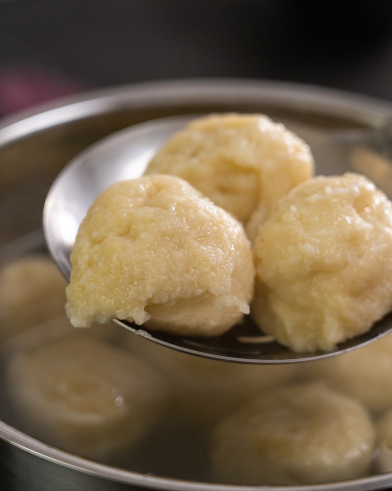 Quarkknödel mit Pflaumenkompott und Vanillesauce