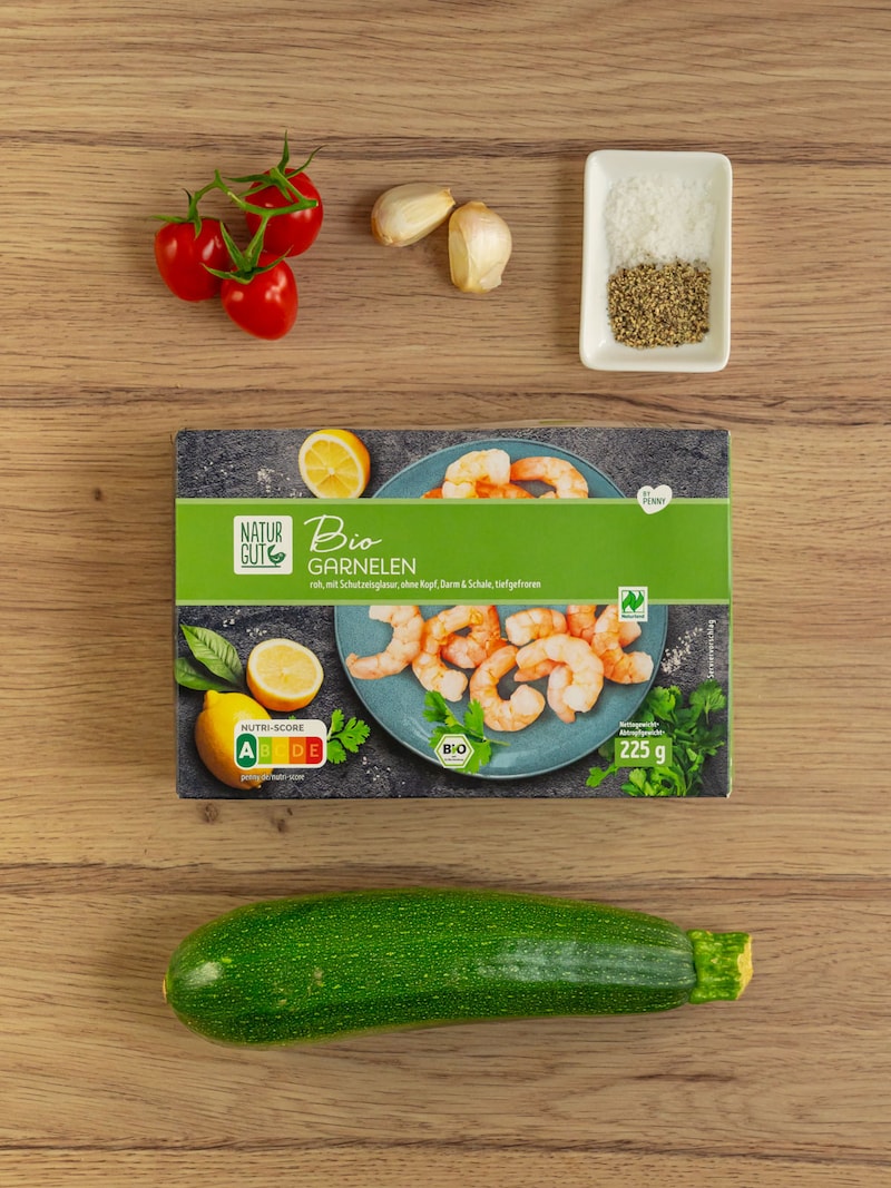 Dieses Bild zeigt die Zutaten für die Zucchini Nudeln.