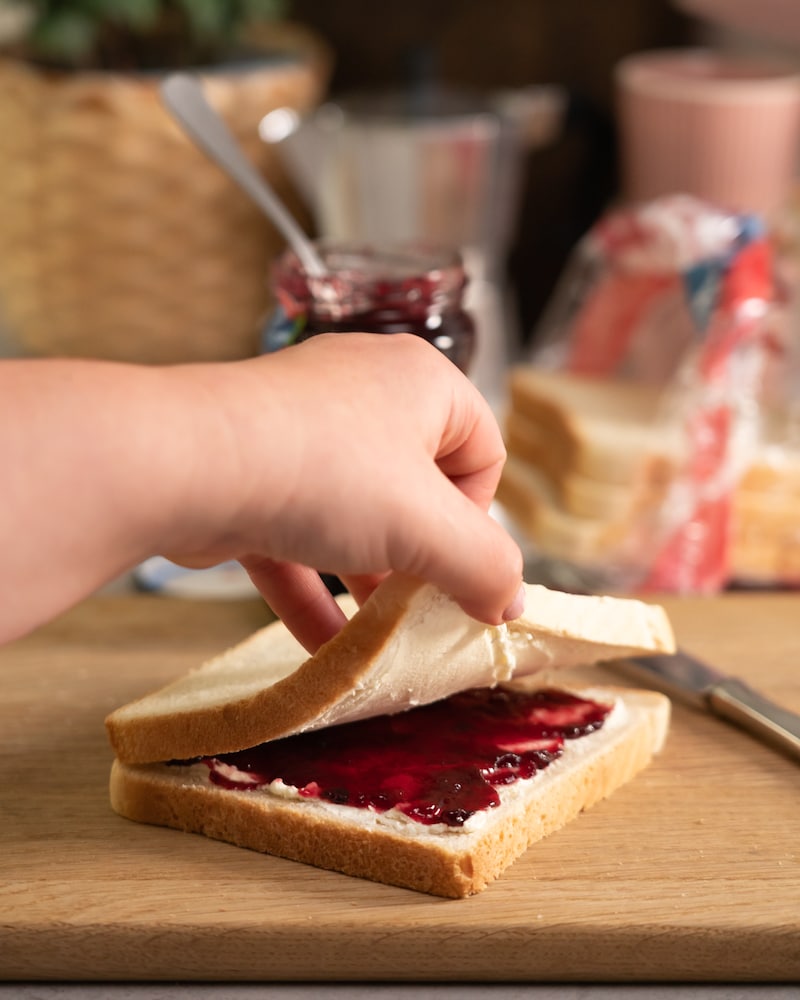 Dieses Bild zeigt wie eine zweite Scheibe auf den Toast gelegt wird.