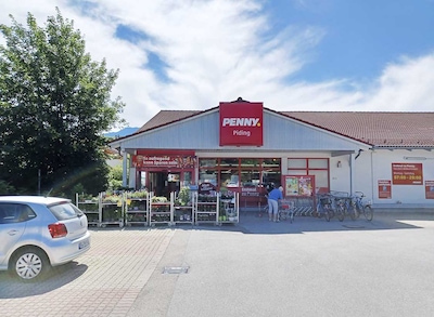 Sie sehen den Eingang vom Penny Markt in Piding Ahornstr. 38