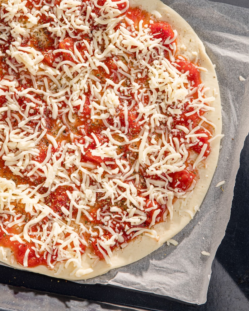 Dieses Bild zeigt die Pizza bevor sie in den Ofen gegeben wird.
