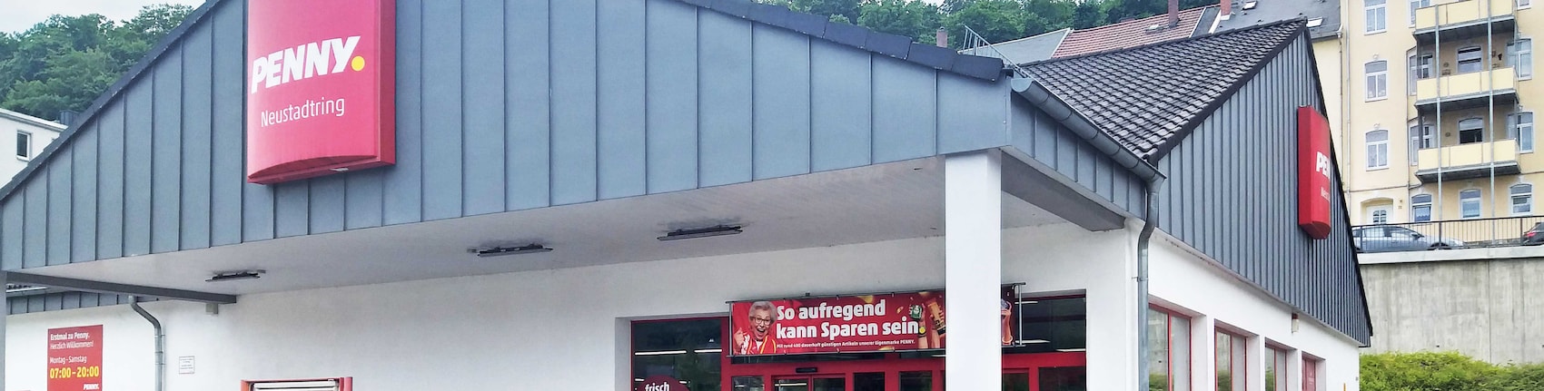 Sie sehen den Eingang vom Penny Markt in Neustadtring 4