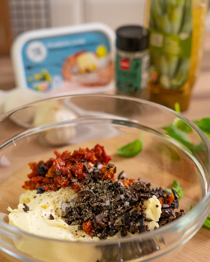 Mediterrane Tomatenbutter mit Oliven
