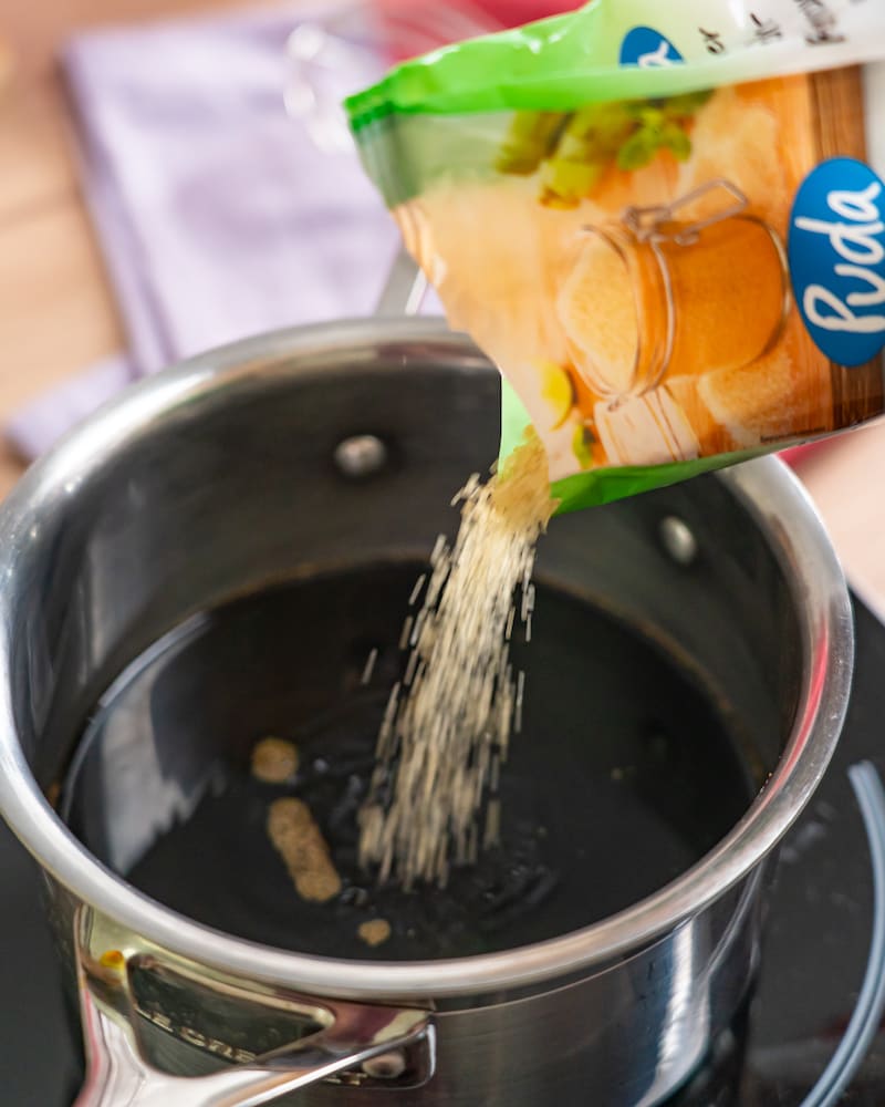 Dieses Bild zeigt das hinzugeben des Zucker für den Kaffeesirup.
