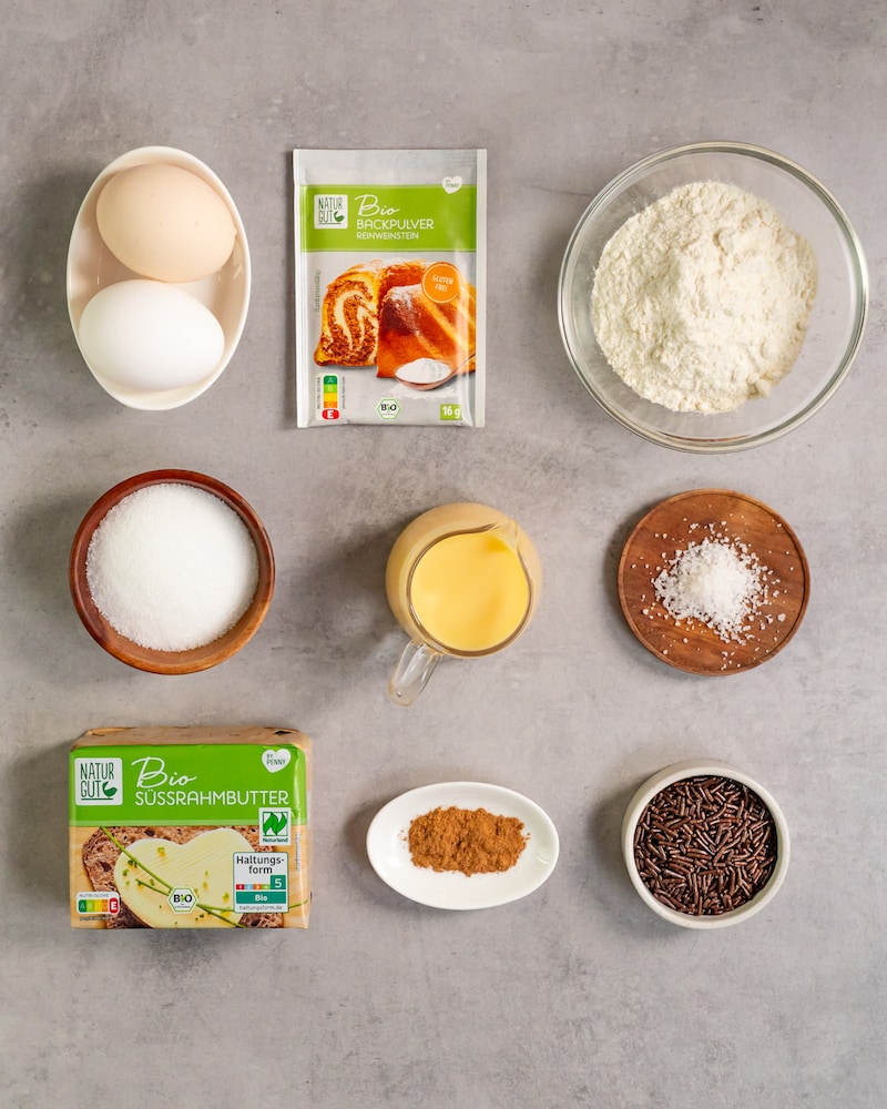 Dieses Bild zeigt die Zutaten für die Muffins mit Eierlikör.