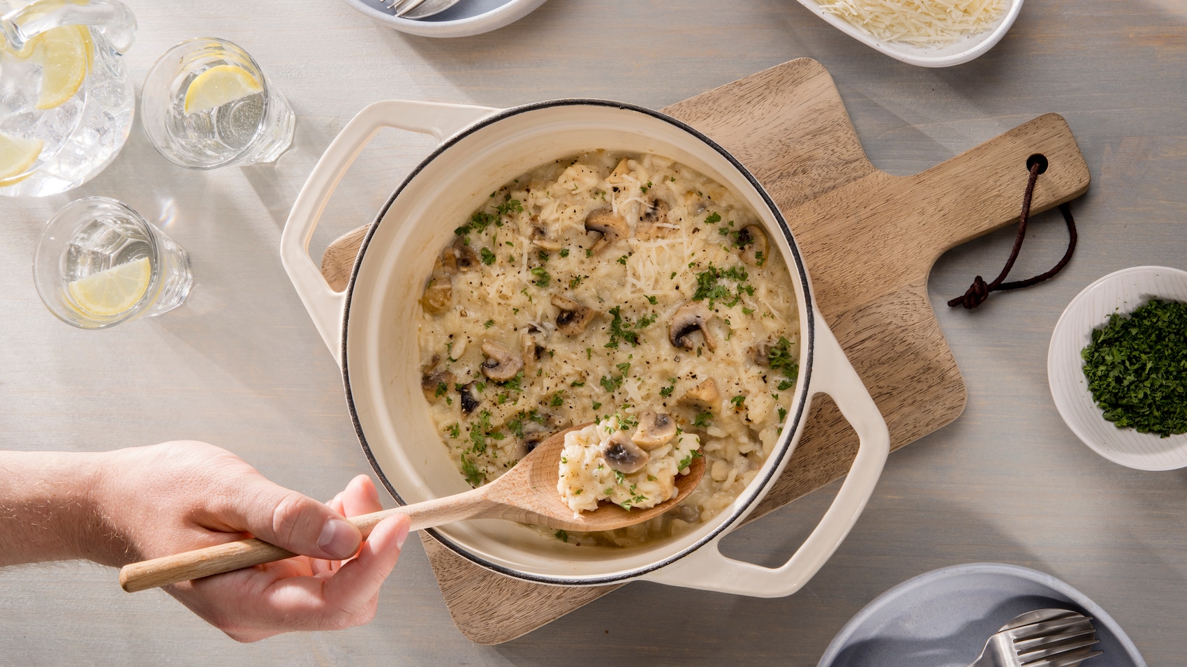 Ein Topf mit Champignon-Risotto