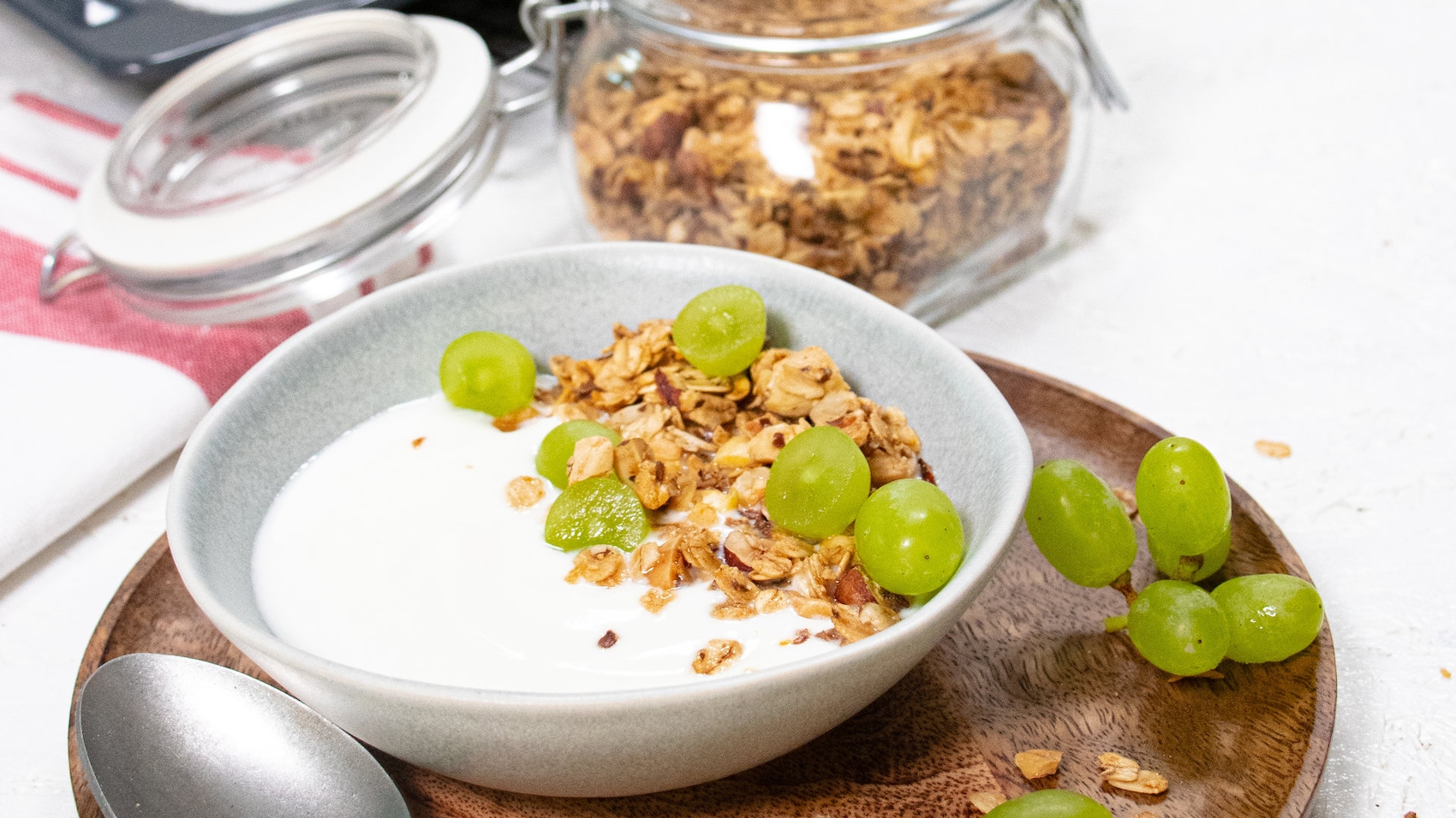 Granola mit Joghurt und Trauben