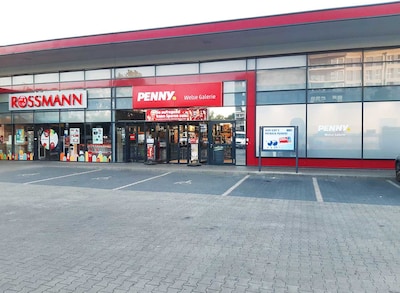 Sie sehen den Eingang vom Penny Markt in Berlin-Hohenschönhausen Welsestr. 56-58